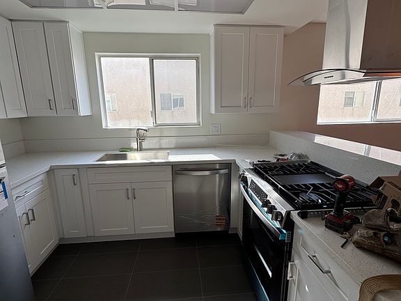 5th image of 18550 Hatteras St Unit 86