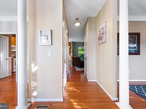 5th image of 8 Tudor Ct