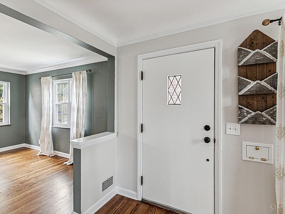 4th image of 3988 Raceview Ave