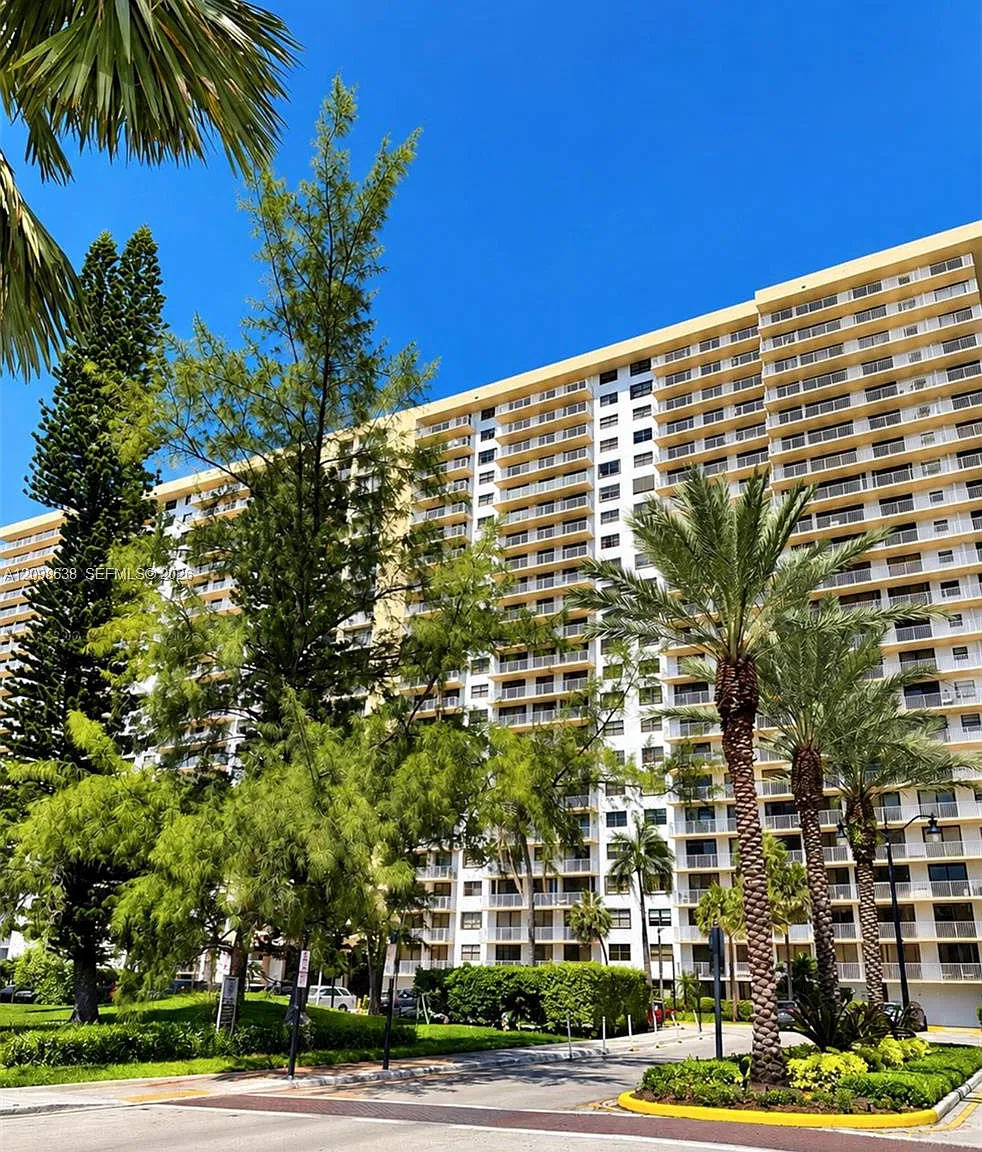 Winston Towers 700 Condo — Photo 1