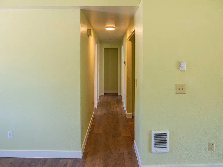 2328 SW Glacier Ave — Photo 7