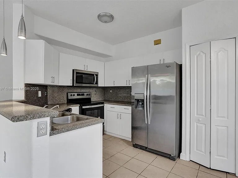 17037 SW 39th St — Photo 7