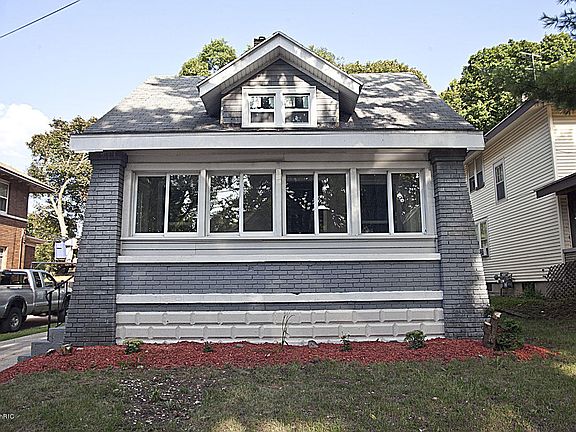 3rd image of 1034 Tamarack Ave NW