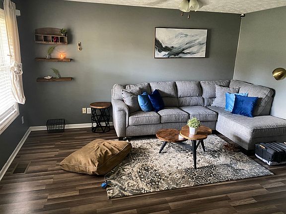 Spacious Living Room 