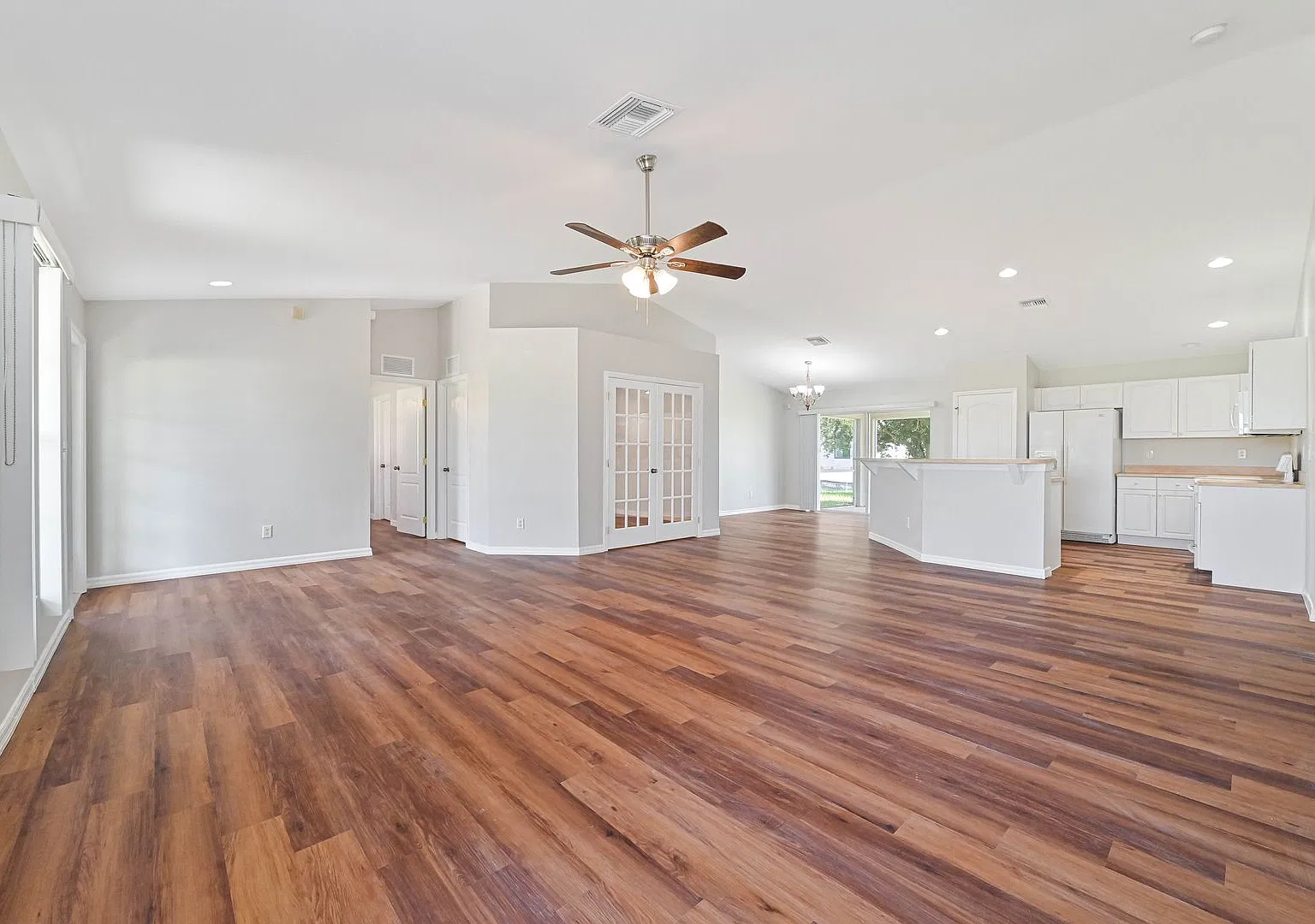 3 Bedroom 2 Bath Home with Den and 2 Car Garage — Photo 4