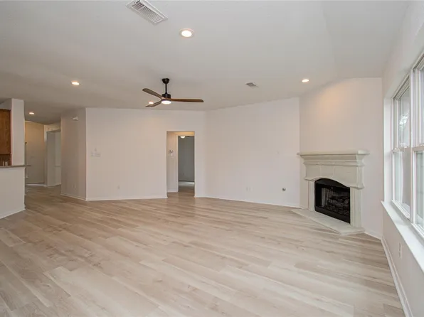 2030 Creek Shore Ln, Pearland, TX 77581