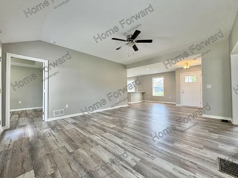 911 E Main St — Photo 10