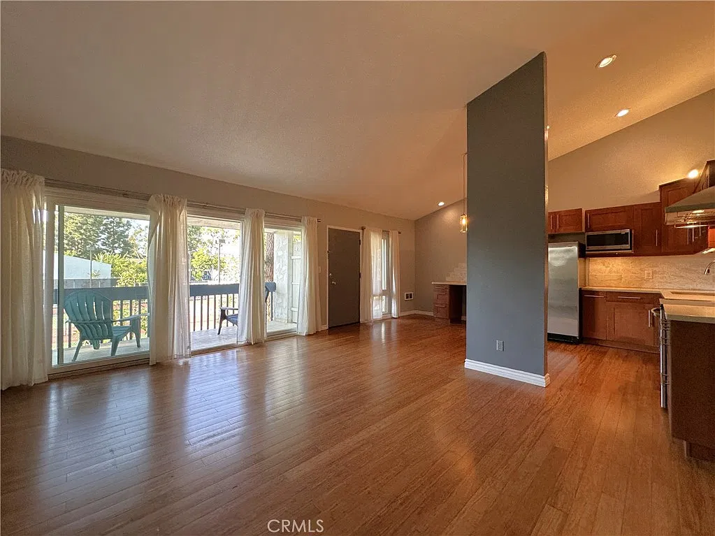 2 bed, 949 sqft, $3,400 — Photo 4