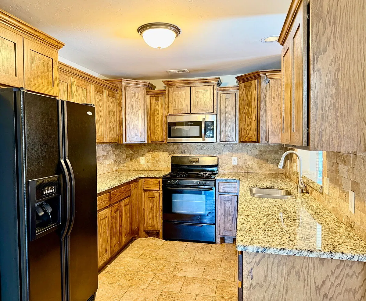 3 bed, 2.0 bath, 1846 sqft, $1,895 — Photo 3