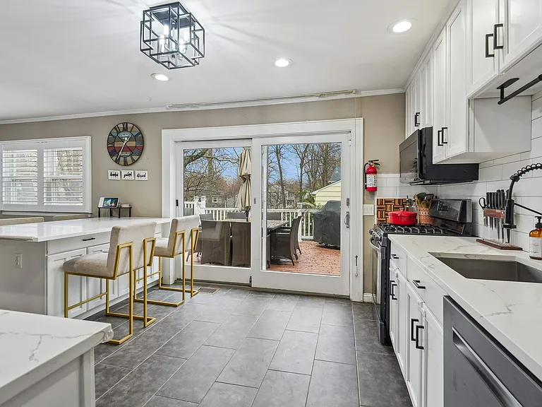 106 N Ashby Ave — Photo 8