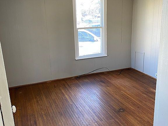 3rd image of 122 K Ave