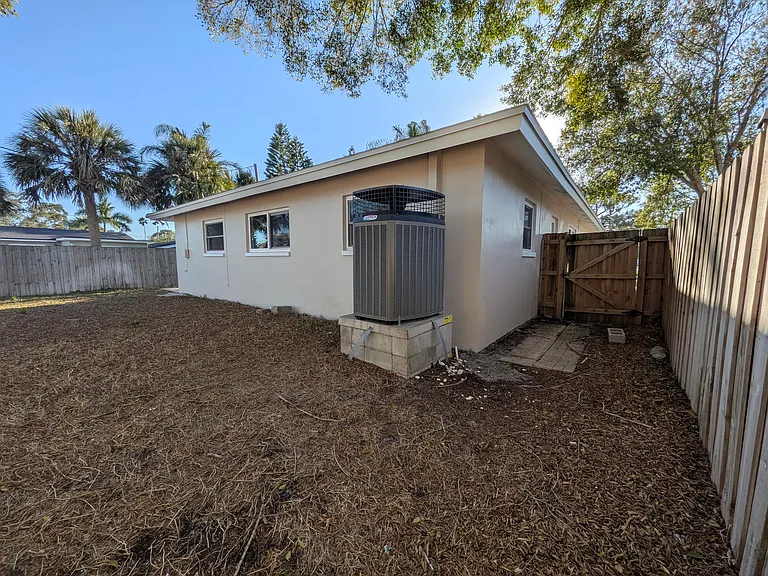 5523 Venetian Blvd NE — Photo 35