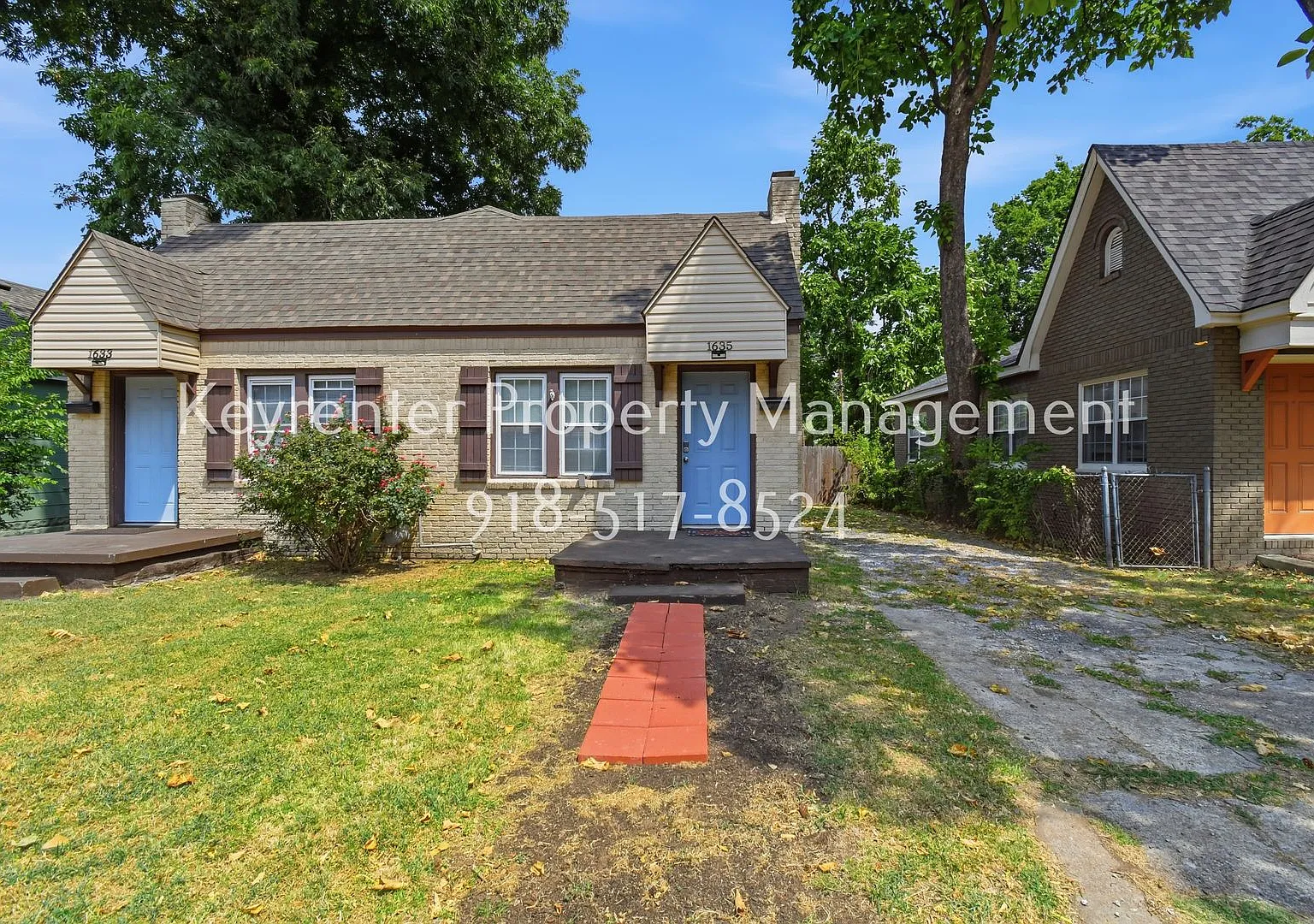 E 8th St Duplex — Photo 3