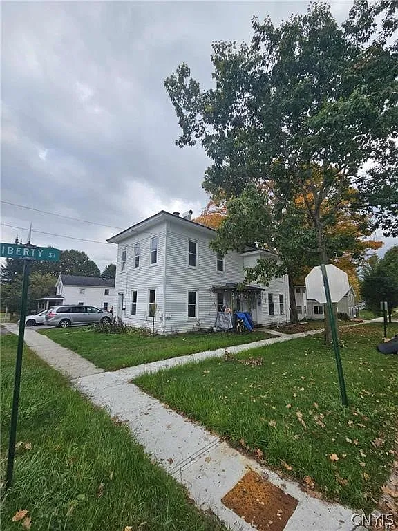 3 bed, 1.0 bath, 5658 sqft, $1,300 — Photo 2