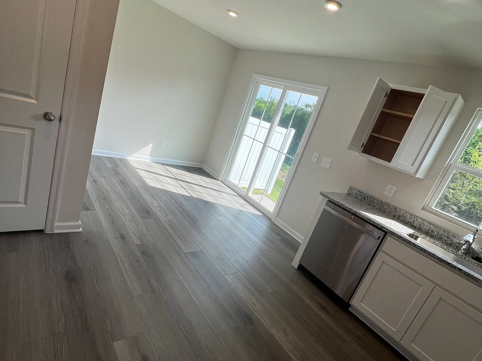 3 bed, 2.5 bath, 1220 sqft, $2,100 — Photo 1