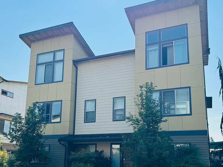 4507 NE 3rd Ln — Photo 2