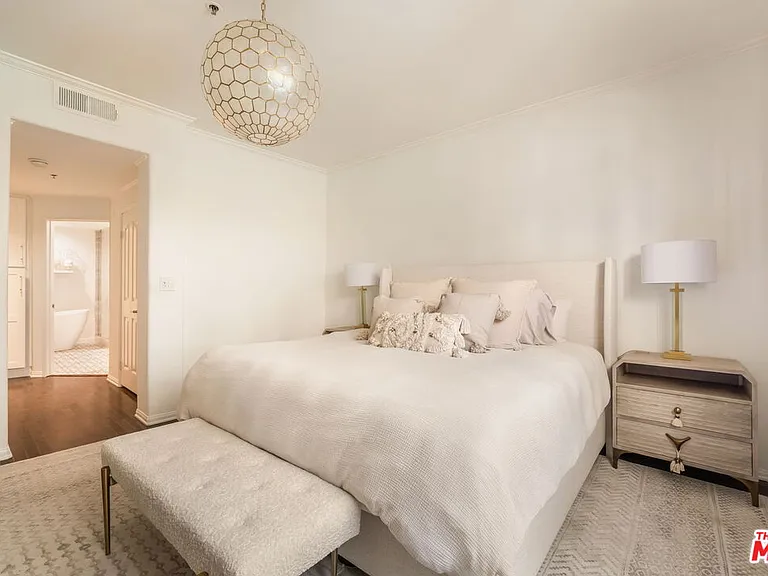 930 N Doheny Dr #103 — Photo 12