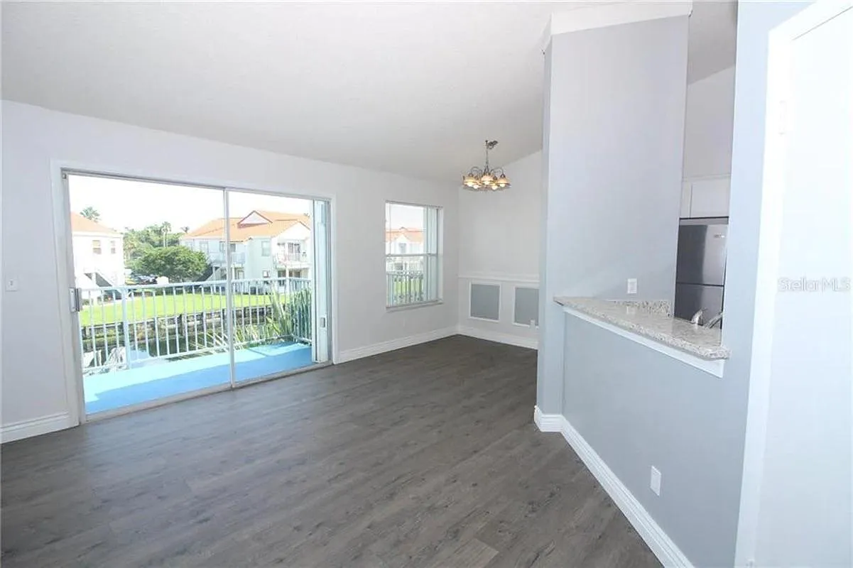 2556 Woodgate Blvd — Photo 2