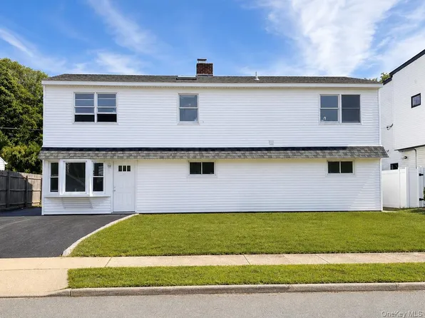 7 Sunrise Lane, Levittown, NY 11763