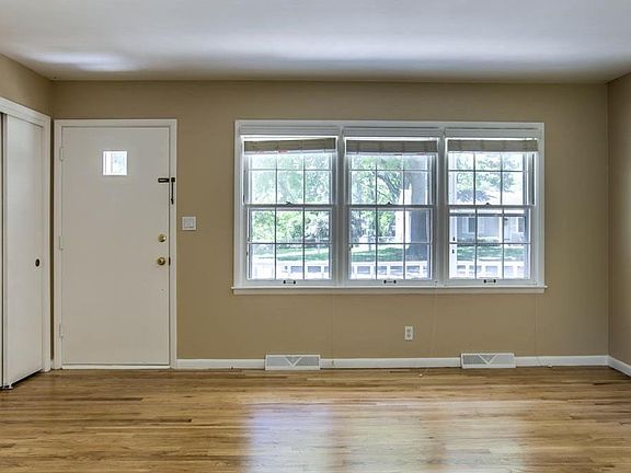 3rd image of 9627 Grandview St