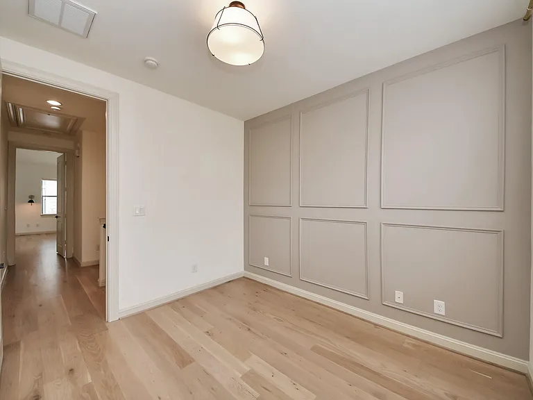 3229 Maxroy St — Photo 38