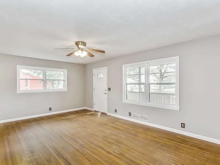 840 S Millwood Ave — Photo 4