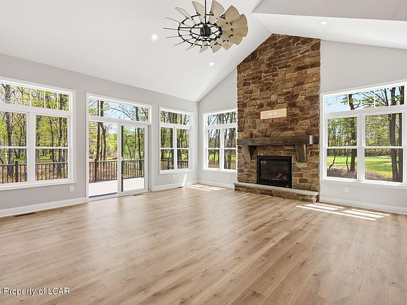 5th image of 172 S Honeysuckle Dr
