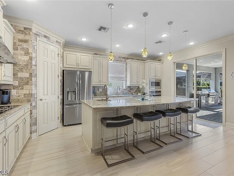 2736 Lambay Ct — Photo 18