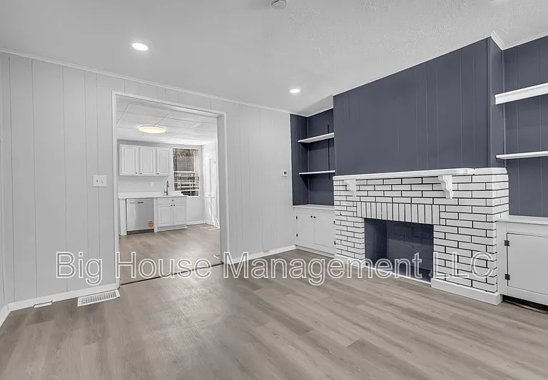 1105 W Lombard St — Photo 27