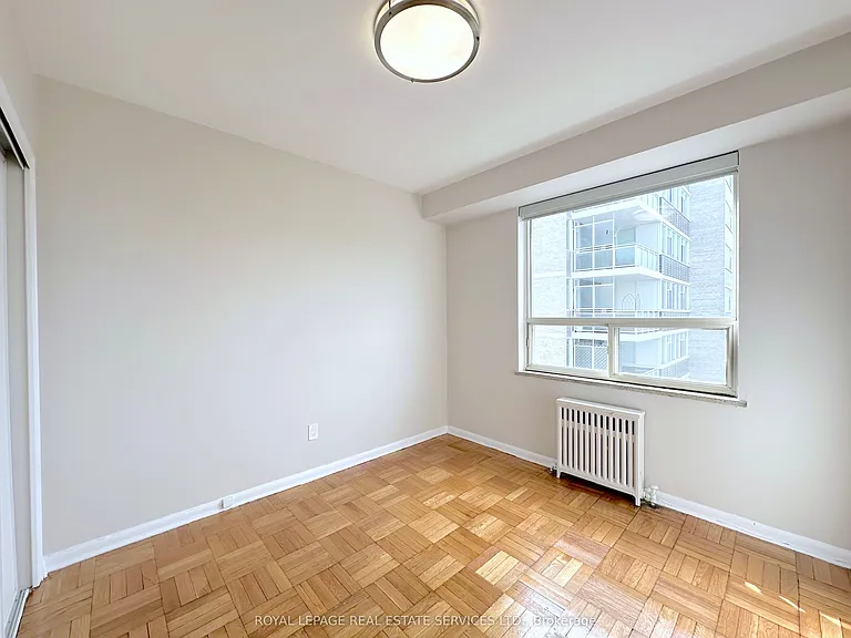565 Avenue Rd #902 — Photo 8