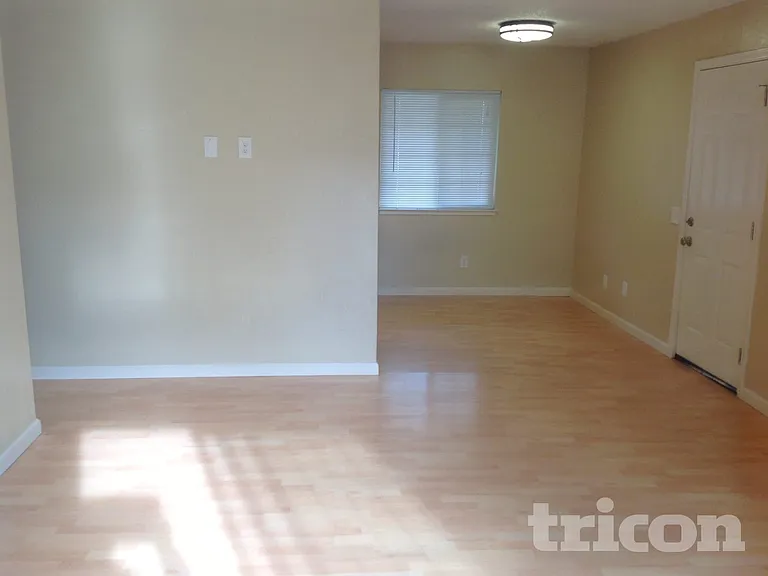 205 Elwood St — Photo 3