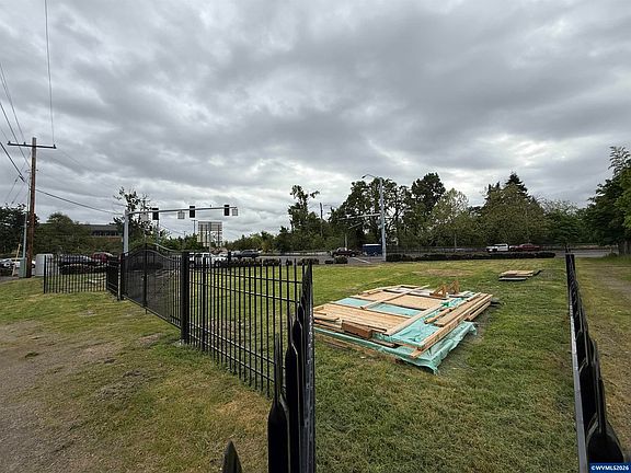 3rd image of 800 17th St SE