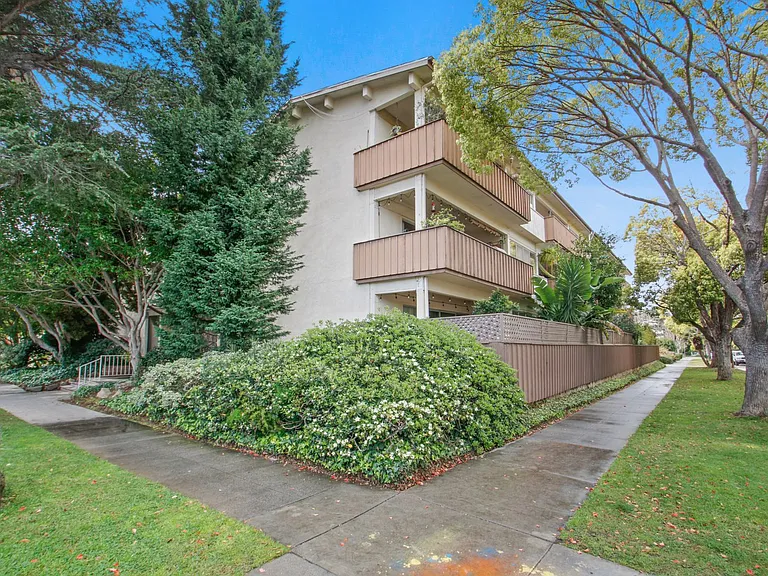 1002 12th St in Santa Monica - North of Wilshire Blvd! — Photo 15
