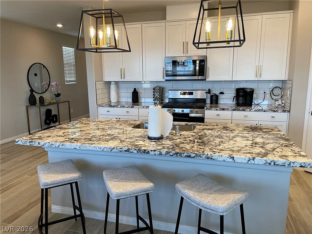 5 bed, 3.0 bath, 2469 sqft, $2,800 — Photo 3