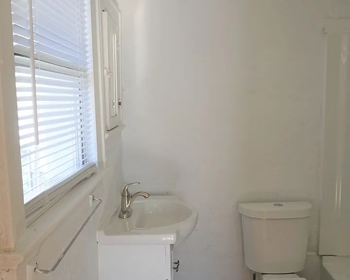 523 SW 26 — Photo 9