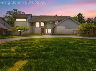 4057 Fox Lake Dr, Bloomfield Hills, MI 48302