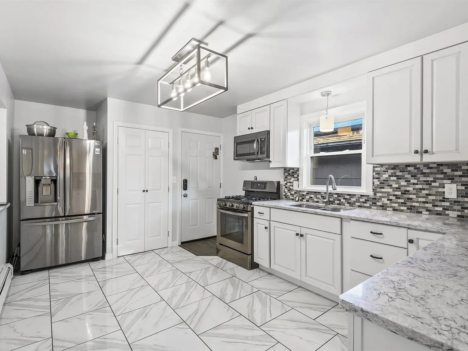 3 bed, 1200 sqft, $2,700 — Photo 4