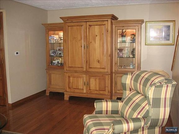 4th image of 4-15 Lyons Ave #1X