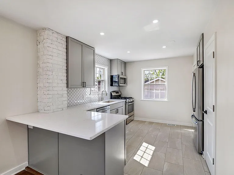 248 Adelaide Pl — Photo 8