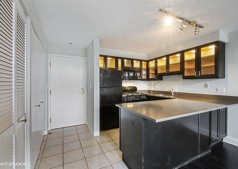 2nd image of 925 Green Bay Rd APT 16