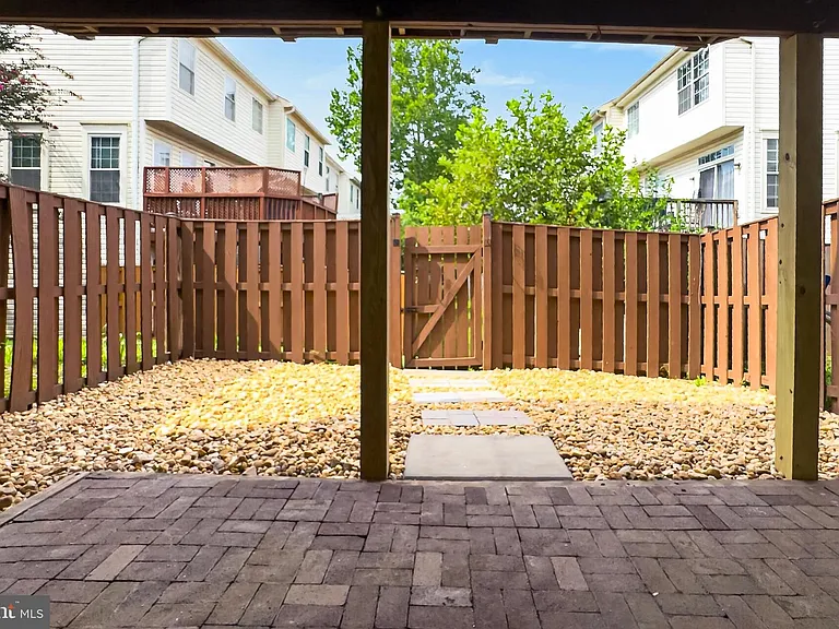 14637 Stream Pond Dr — Photo 46