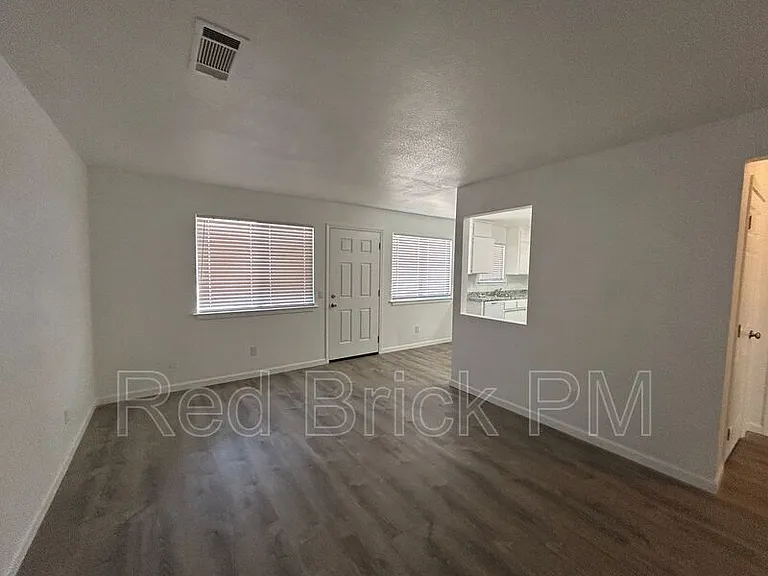 105 Kings Ave — Photo 2