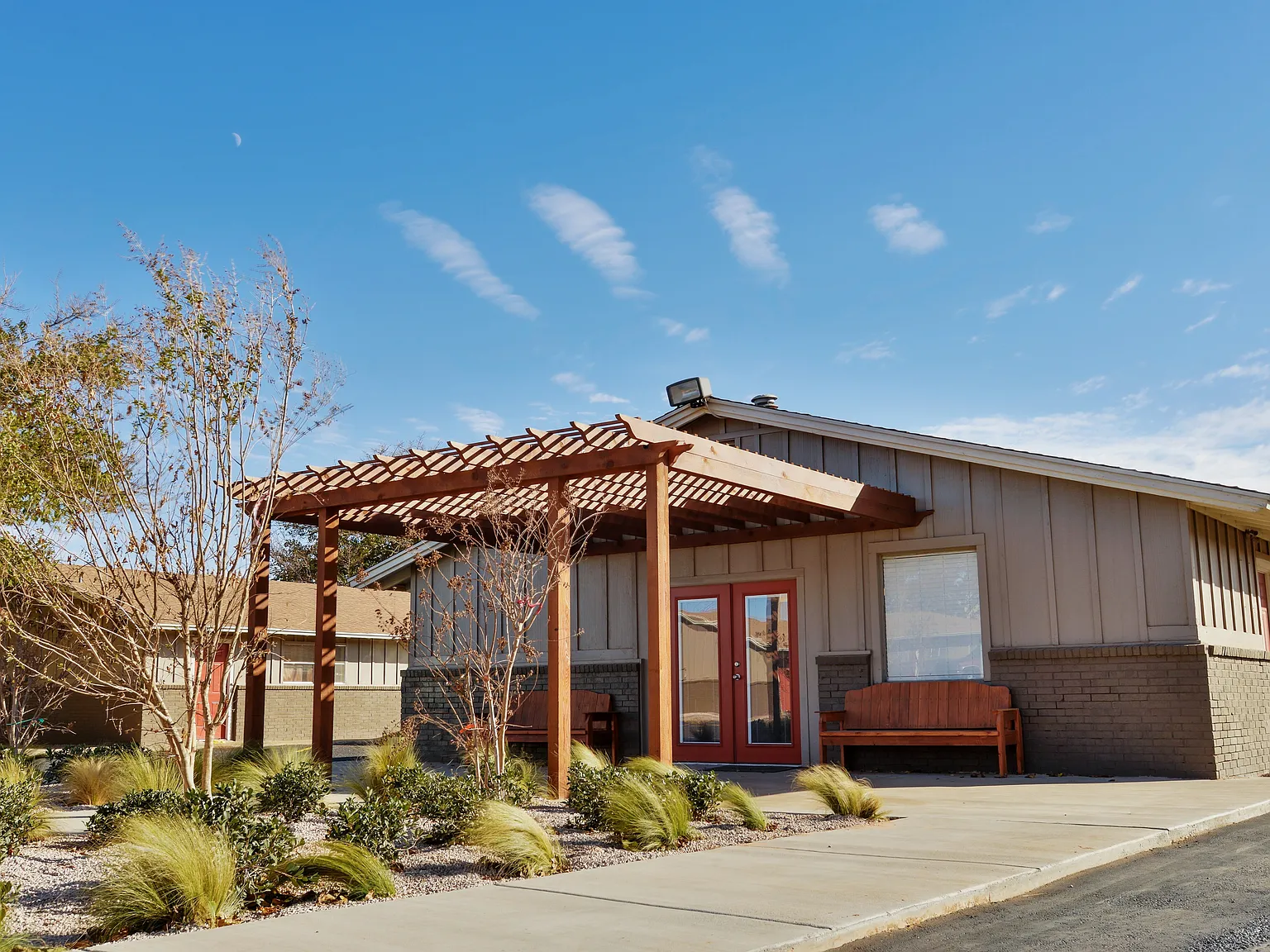 Oak Creek Apartments — Photo 2