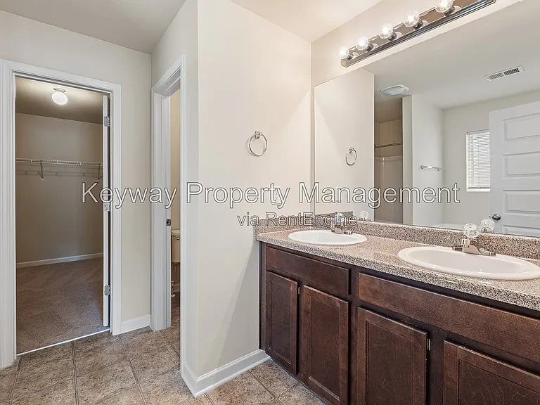 910 Clover Ct — Photo 12
