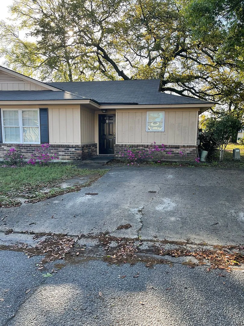 Beautiful Duplex Close to Mid-Town Savannah — Photo 1