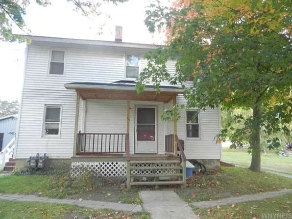 33 Maple St, Wyoming, NY 14591