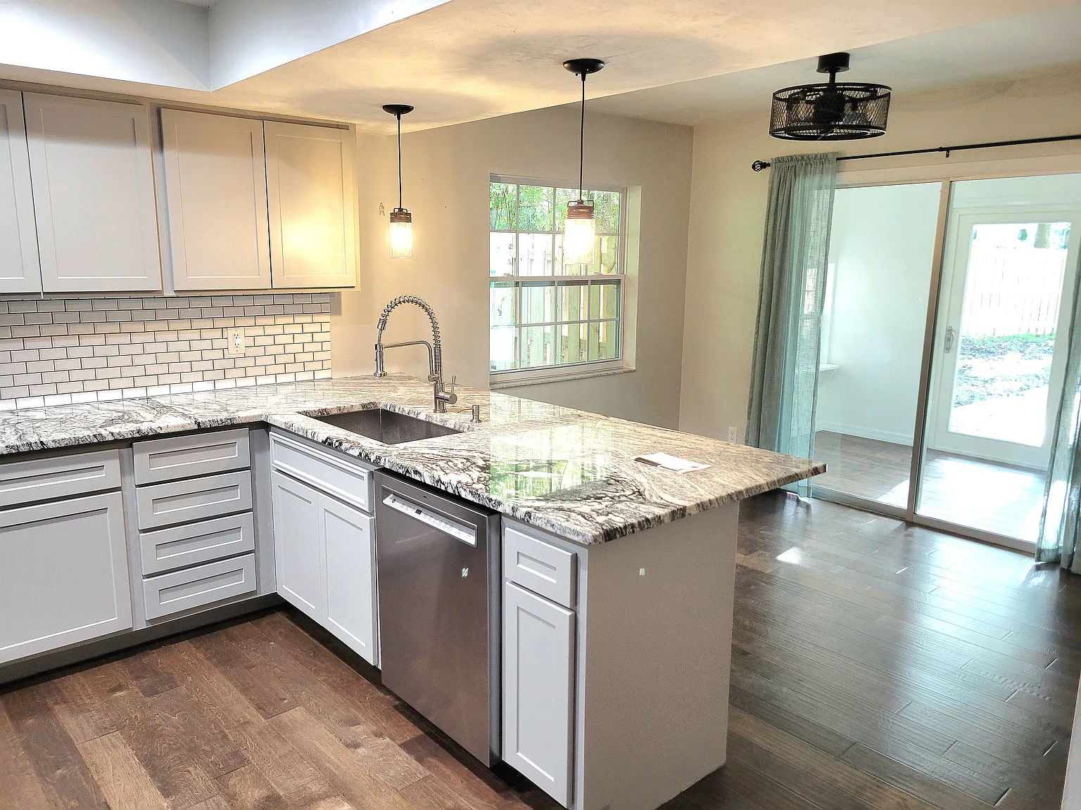 4 bed, 2893 sqft, $2,850 — Photo 4