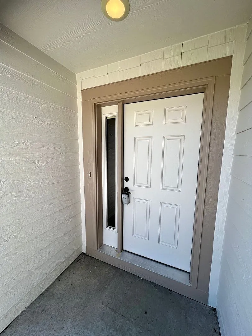 3 bed, 2.0 bath, 3048 sqft, $2,150 — Photo 3