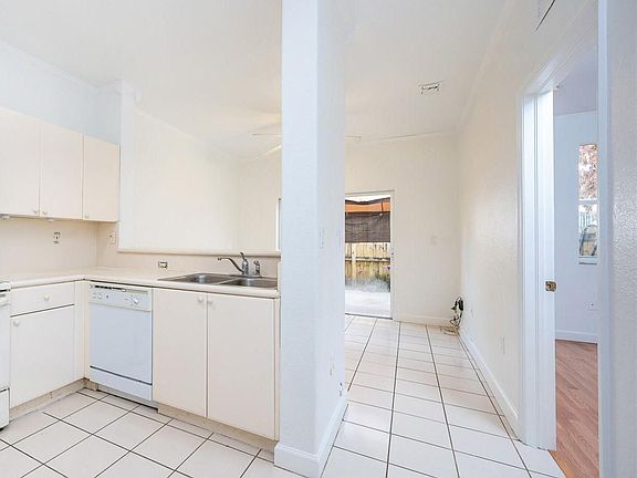 4th image of 1535 SE 26th St Unit 101