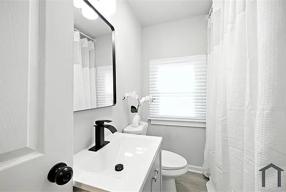 594 Robert Henry St — Photo 23